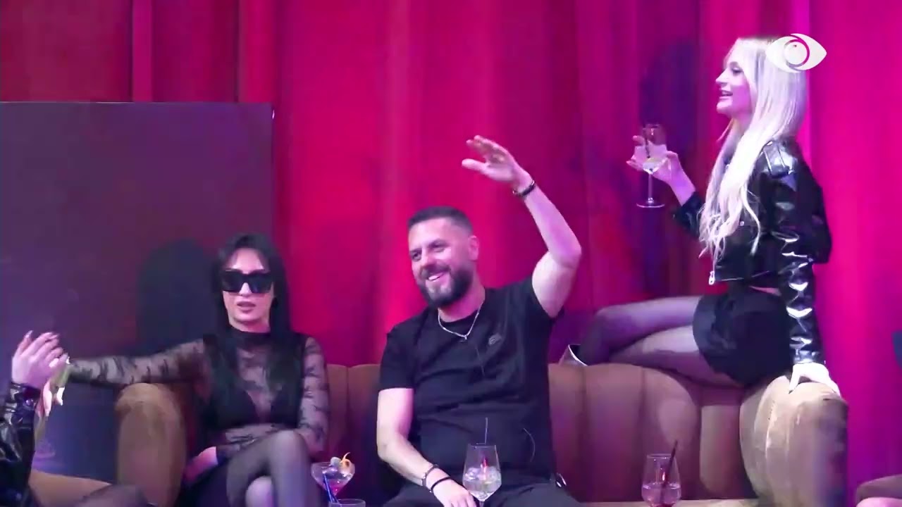 Ma bëj një foto vëllai/ Miri shkëmben batuta teksa qëndron ulur me Selin dhe Stelinën