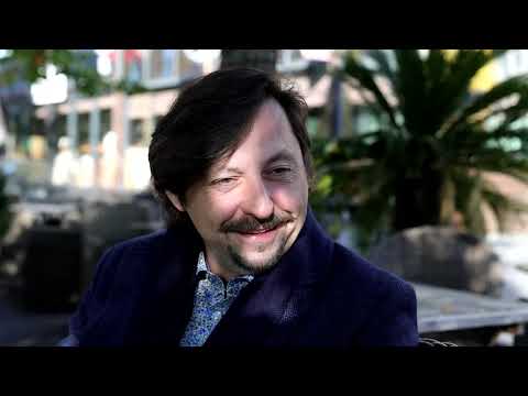 Lukáš Latinák varuje: Pozor na objatia!