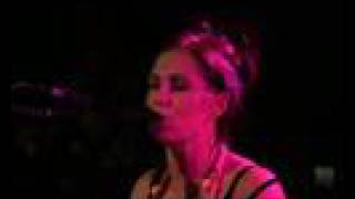 Kasey Chambers &amp; Shane Nicholson - &quot;Rattlin&#39; Bones&quot; (Live)