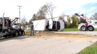 preview picture of video 'Time Lapse - Recovery of Trash Truck after Rollover MVC - 10/27/2014'