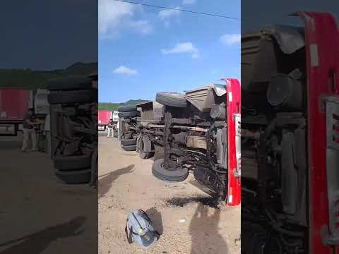 Un bus que cubre la ruta Managua–Matagalpa se volcó este lunes en el sector de #dario