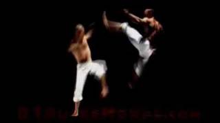 Смотреть онлайн Эффектное исполнение капоэйры (Capoeira)