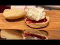 Baking English scones with my dad! (hilarious bloopers) - legenda em português
