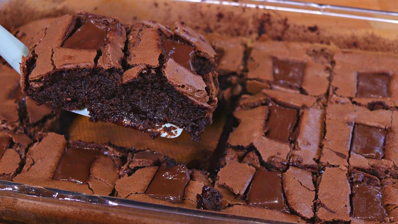 RECEITA FÁCIL E RÁPIDA DE BROWNIE PERFEITO PRA FAZER EM CASA | BROWNIE DE CHOCOLATE COM CASQUINHA