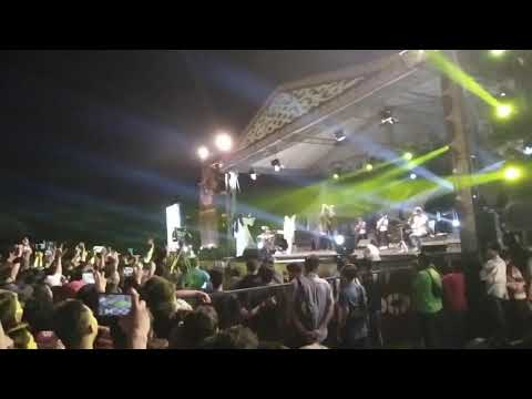 Penampilan memukau Nissa Sabyan di Lapangan Cot Gapu Bireuen berhasil membuat penonton histeris