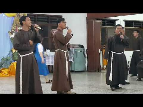 Frater-frater kapusin bernyanyi..