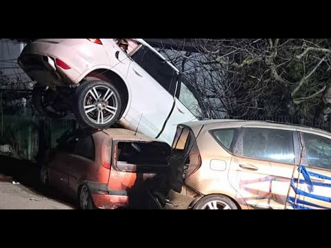 Șofer băut a lovit două mașini și a dărâmat un stâlp