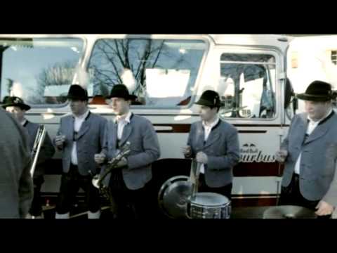 Fenster zum Berg Dates mit dem Red Bull Tourbus