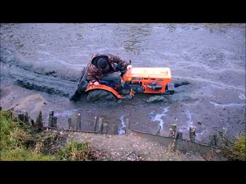 Traktorek Kubota 6001 w błocie po pachy.