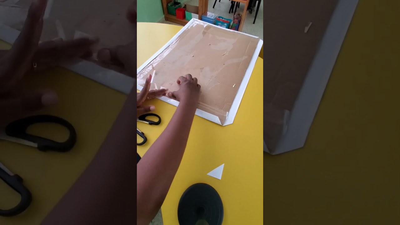 cartel en 1 minuto sólo con cartón,  cartulina, cinta adhesiva,  hilo de lana, tijeras y perforadora