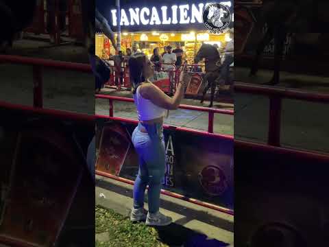 Beautiful spectator #ladiesandhorses #latina #curvy #cowgirl #horses #lady #beauty #roldanillo