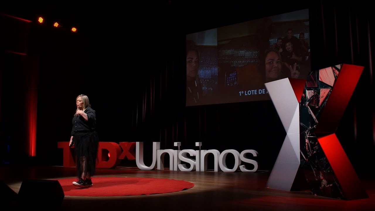 A vida não está nem aí para os teus planos: seguindo em meio ao caos | Paula Moraes | TEDxUnisinos