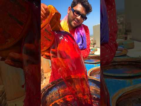 बरसाने में टेसू का प्राकृतिक लालम लाल रंग तैयार हो गया है भैया 💐#barsanaholi #brajkiholi