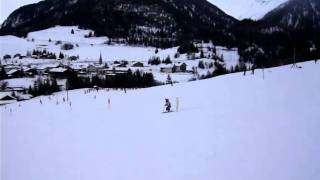 preview picture of video 'Lucinda's first ski race in Bergün - February 2010'