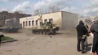 preview picture of video 'Rebels on Ukraine show tanks tricks - Sloviansk  16.04.2014'
