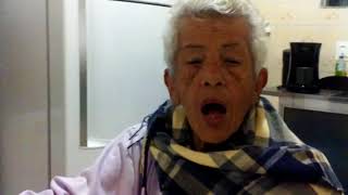 Vó cantando "A Marechiare" de Giuseppe Di Stefano.