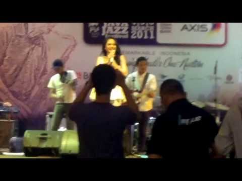Andien performing Milikmu Selalu at La Piazza for Java Jazz On The Move 2011