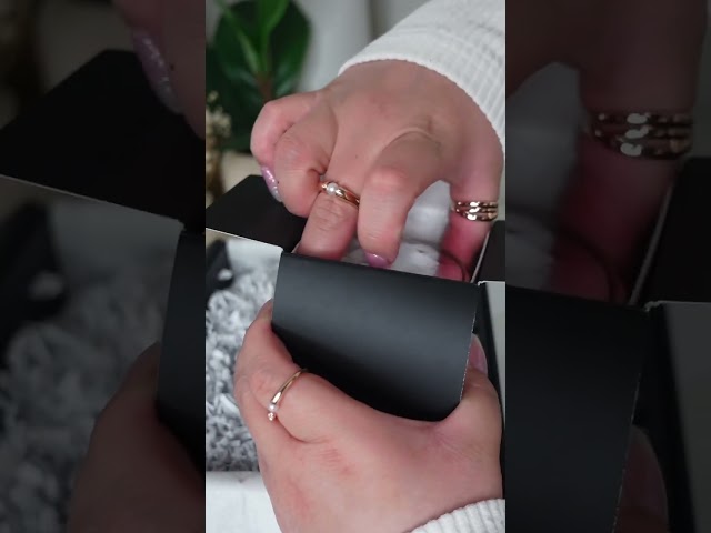 Vídeo relacionado con Estée Lauder - Re-Nutriv Ultimate Diamond Set: Kit de Lujo Antienvejecimiento con Bolso de Mano Exclusivo (Tamaño Viaje)