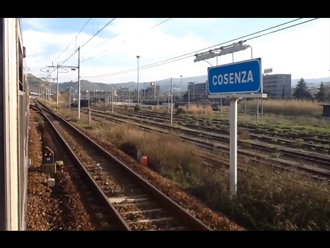 Arrivo in treno alla stazione ferroviaria di Cosenza (CS)