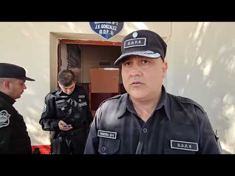 Entrega de móviles y recursos policiales en Joaquín V. González