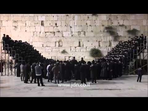 Viznitz Rebbe Reb Mendel Davening At The Kosel - Nissan 5776