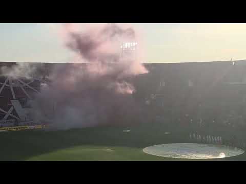 "Dale glo dale glo te quiero! (Tema nuevo)" Barra: La Banda de la Quema &bull; Club: Huracán &bull; País: Argentina