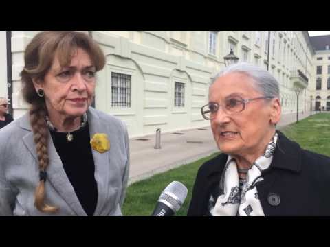 Maria und Elisabeth demonstrieren gegen Norbert Hofer