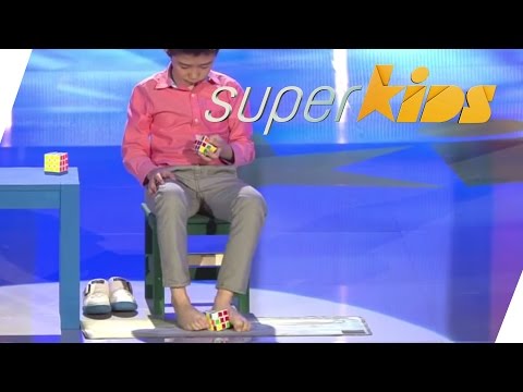 Solving a rubix cube BLINDFOLDED with FEET | Jianyu Que | Superkids