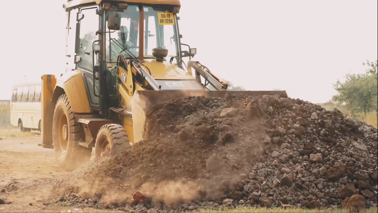 Cat® 424 Backhoe Loader Customer Story - Kalyani Patel firm - 12,500 hours of use (India)