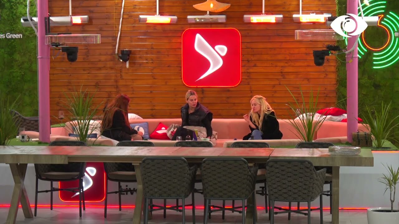 Nga 1990 ka kaluar direkt në 2023/ Vajzat bisedojnë