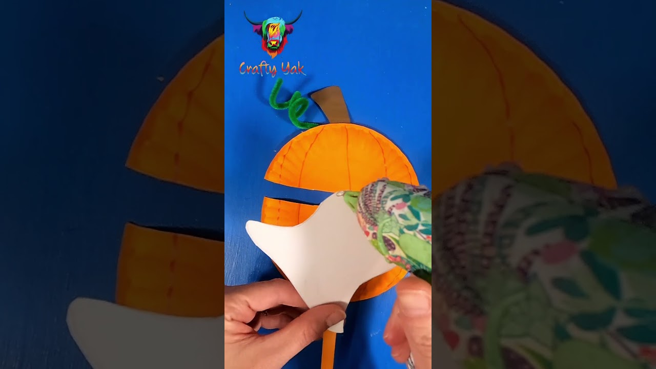 HALLOWEEN. CRAFT. / GHOST-PUMPKIN CRAFT.  #paperplatecrafts #halloween #pumpkin #ghost