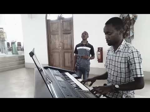 Ndiyo sakramenti kuu played by Thomas Bingi, solo Emmanuel Mauki, Kondoa Cathedral