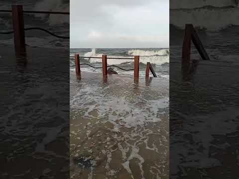 Maré cheia invadindo a orla da praia de Ajuruteua em Bragança, Pará, Brasil