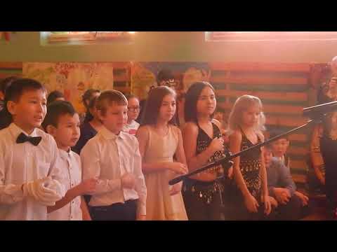 Тетя весельчак танец. Новогодние танцы а на улице мороз ну ка все взялись за нос клип. Танец морозцев в детском саду. А на улице мороз танец игра. А на улице мороз танец игра.