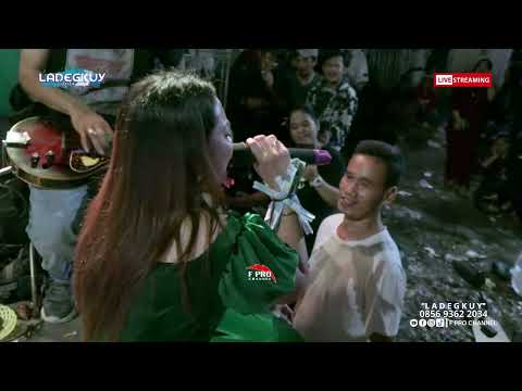 ERIKA SYAULINA DI SIMPANG JALAN