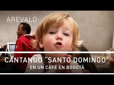 Arevalo - Cantando “Santo Domingo” en un café en Bogotá