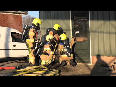 2 Gewonden door voertuigbrand met veewagen die over slaat naar schuur | Brandweer Wapenveld in actie