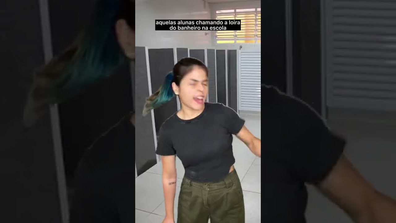 ALUNAS CHAMANDO A LOIRA DO BANHEIRO - bárbara coura #shorts