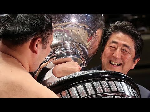 شاهد شينزو آبي يصارع لتسليم كأس بطولة للسومو في طوكيو