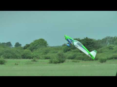 tom lambert flying his carden extra 300 3D long maston model show 2017