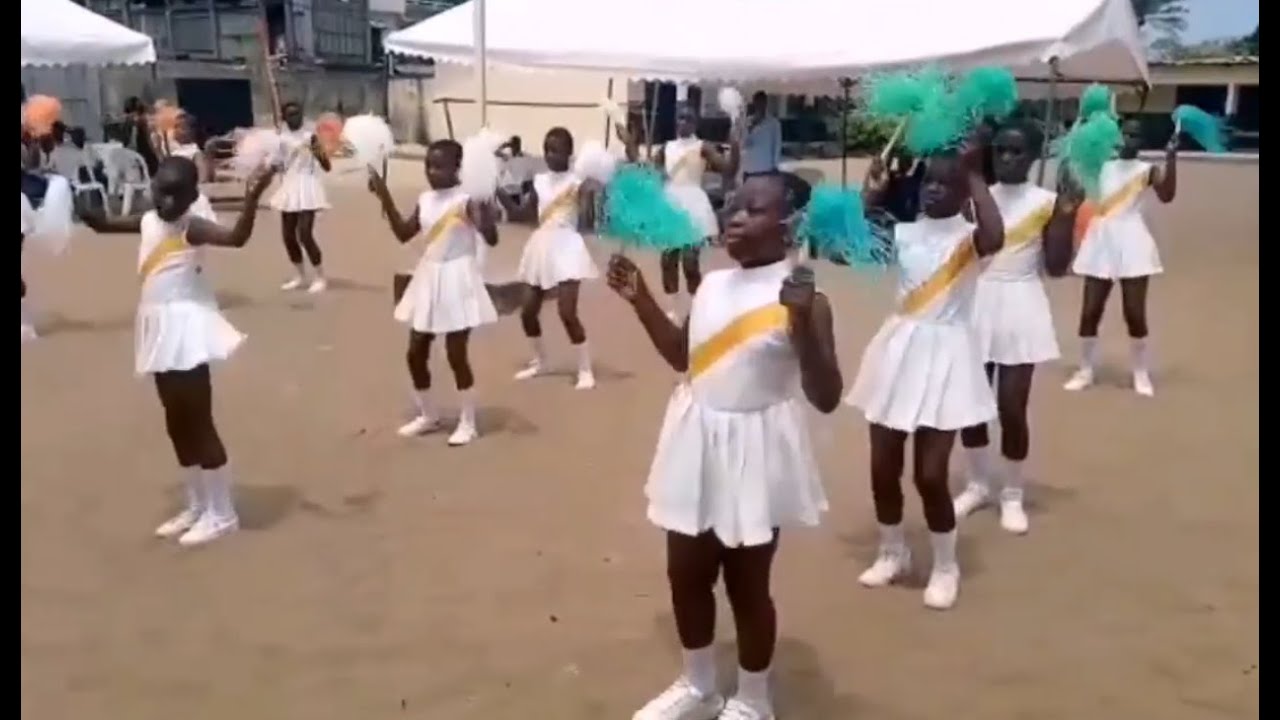 Alt Text: A detailed infographic comparing the nutritional profiles of quinoa, brown rice, and white rice, highlighting pr...