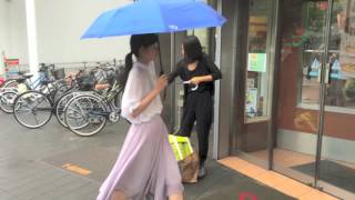 Kibidango女子による【自動開閉傘HAZ】vs【ビニール傘】対決！