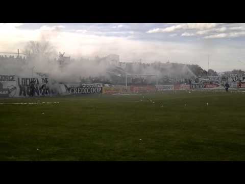 "Recibimiento Quilmes en Madryn ascenso" Barra: Indios Kilmes &bull; Club: Quilmes