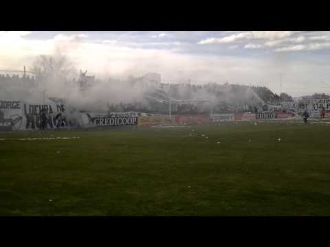 "Recibimiento Quilmes en Madryn ascenso" Barra: Indios Kilmes • Club: Quilmes