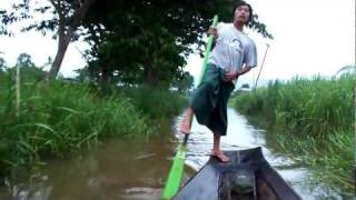 preview picture of video 'Inle Lake - Leg rowing of a canoe.'