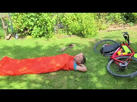 Biwak-Schlafsack Vaude für mehrtägige Outdoor Radtour. Sommer