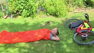 Biwak-Schlafsack Vaude für mehrtägige Outdoor Radtour. Sommer