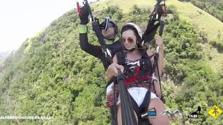 preview picture of video 'Voo Duplo de Parapente em Alfredo Chaves Equipe Fora do Ar Paragliding - Sabrina Gava'