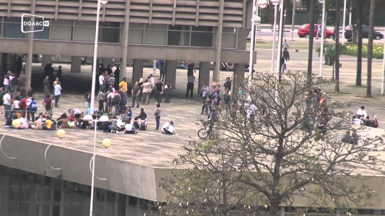 Movimentação em frente ao Paço de Santo André; veja vídeo