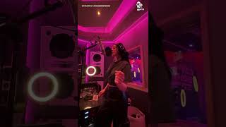 Caroline Derpienski śpiewa a cappella nowy singiel! 